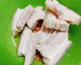 Hình bước làm 1 của món Thịt ba chỉ chiên nước mắm