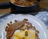 Foto del paso 7 de la receta: Bifecitos en sartén con arvejas huevo y salsa