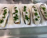 Une image de l'étape 10 de Millefeuilles d’aubergines grillées au labneh, épices et persil.