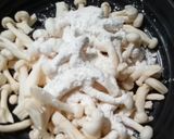 Foto langkah ke 1 dari resep Tumis Pedas Jamur Shimeji Putih.