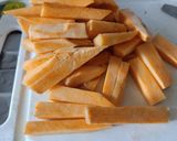 Foto del paso 1 de la receta: Batata 🍠/ Boniato / camote "fritos" con salsa de yogurt y mostaza🥛🧅🍠