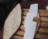 Foto del paso 3 de la receta: Bocadillo de cebolla caramelizada, queso de cabra, tortilla francesa y jamón serrano
