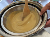 Mousse de pilloncillo con relleno de jelly de tejocote y guayaba