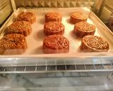 Foto langkah ke 5 dari resep Classic Baked Mooncake (Halal).