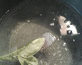 A picture of step 1 of Sweet kaffir leaf rice with peas.