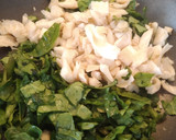 Foto del paso 3 de la receta: Pollo con setas y espinacas