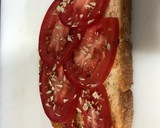 Foto del paso 3 de la receta: Torrada con tomate natural y  queso fresco