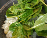 Foto del paso 3 de la receta: Pasta con espinacas, gambas y beicon