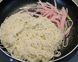 A picture of step 4 of Easy Stir-fried Somen Noodles with Lettuce and Ham.