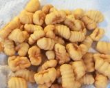 Foto del passaggio 4 della ricetta Gnocchetti ai ceci e rana pescatrice