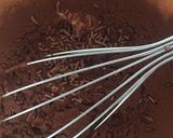 Foto del paso 2 de la receta Bizcocho de chocolate y rehogado con salsa de chocolate