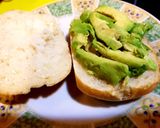 Foto del paso 1 de la receta Bocata mini de aguacate y huevos de codorniz