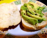 Foto del paso 1 de la receta: Bocata mini de aguacate y huevos de codorniz