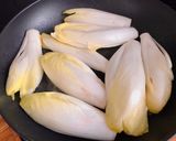 Hình bước làm 1 của món Rau Diếp Xoăn Trắng & Nấm Mỡ Áp Chảo Sốt Dấm Mù Tạt