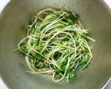 A picture of step 4 of Daikon Radish Sprout Salad.