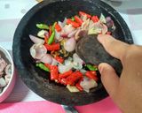 Foto langkah ke 2 dari resep Cumi Asin sambal bawang.