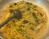 Foto del passaggio 2 della ricetta Spaghetti in Padella 80 Sgombro Olive Capperi