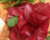 A picture of step 1 of Carpaccio di Bresaola e Rucola (Arugula and aged beef).
