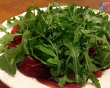 A picture of step 2 of Carpaccio di Bresaola e Rucola (Arugula and aged beef).
