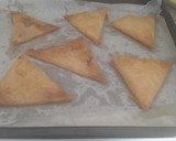 Foto del paso 5 de la receta: Triángulos de jamón y queso, salmón y salsa tártara, con masa filo