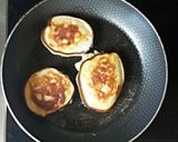 A picture of step 5 of Apple pancakes.
