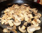 Foto del paso 9 de la receta: Bifes de chorizo con guarnición de puerros y hongos al vino blanco