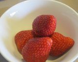 A picture of step 3 of Microwaved Strawberry Daifuku (with Joshinko).