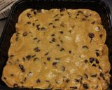 A picture of step 3 of Gooey chocolate chip cookie bar.
