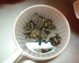 A picture of step 1 of How To Quickly Remove Sand From Manila Clams.