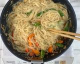 A picture of step 5 of Shiitake powder adds the Umami taste - fried rice noodles with plenty of chicken.