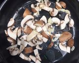 A picture of step 1 of Quick mushroom lunch.