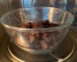 Foto del passaggio 1 della ricetta Tortino Banana e Cioccolato di due ingredienti senza cottura
