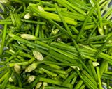 Hình bước làm 2 của món Bông hẹ xào nấm đông cô
