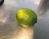 Une image de l'étape 1 de Marinade au miel, citron vert, échalote et baies (pour poissons et mollusques).