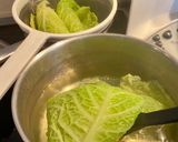 Une image de l'étape 1 de Feuilles de chou vert farcies façon Nems.