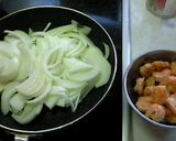 A picture of step 5 of Shrimp and Onions in a Mild Aurora Sauce.