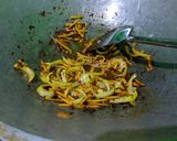 Foto langkah ke 2 dari resep Mie Tumis Keju Pedas.