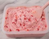 Foto langkah ke 3 dari resep Strawberry Ice Cream Ala Rumahan.