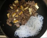 A picture of step 5 of Stewed Beef and Shirataki Noodles with Ginger.