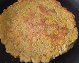 Foto del paso 3 de la receta: "Pizza" con base de coliflor al sartén🍕🧀🍖🥫🍅