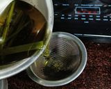 A picture of step 4 of Lemon grass & mint leaves tea.