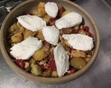 Une image de l'étape 11 de Salade marinée aux pommes de terre, poivrons grillés, thon, câpres et mozzarella.