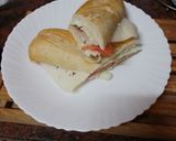 Foto del paso 3 de la receta: Bocadillo de pata asada, tomate y queso con alioli