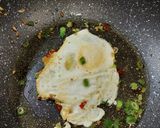 Foto langkah ke 4 dari resep Telur Ceplok Cabai Garam.