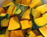 A picture of step 1 of Kabocha Squash and Chicken Breast Curry.