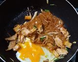 A picture of step 4 of Chicken Pad Thai.