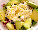 Foto del paso 4 de la receta: Ensalada gourmet con aguacate, requesón, frutos secos y miel