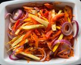 Foto del paso 2 de la receta: Ensalada de vegetales al horno 🧅🍅