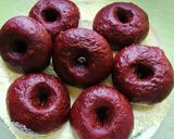 Gambar langkah 10 resipi Donat Red Velvet Susu.