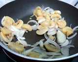 A picture of step 1 of LG ONION AND BUTTON MUSHROOM SOUP.